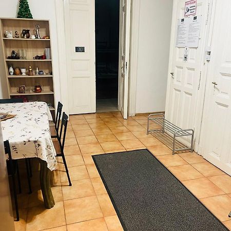 Ejjeli Majom Hostel Будапеща Екстериор снимка