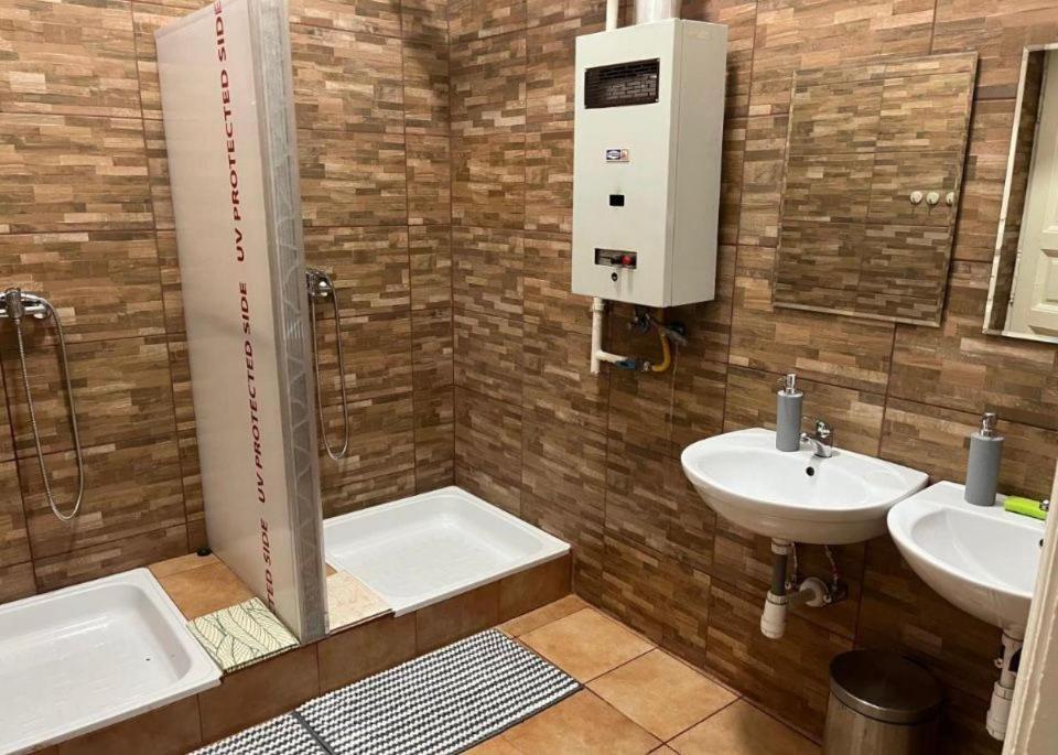 Ejjeli Majom Hostel Будапеща Екстериор снимка