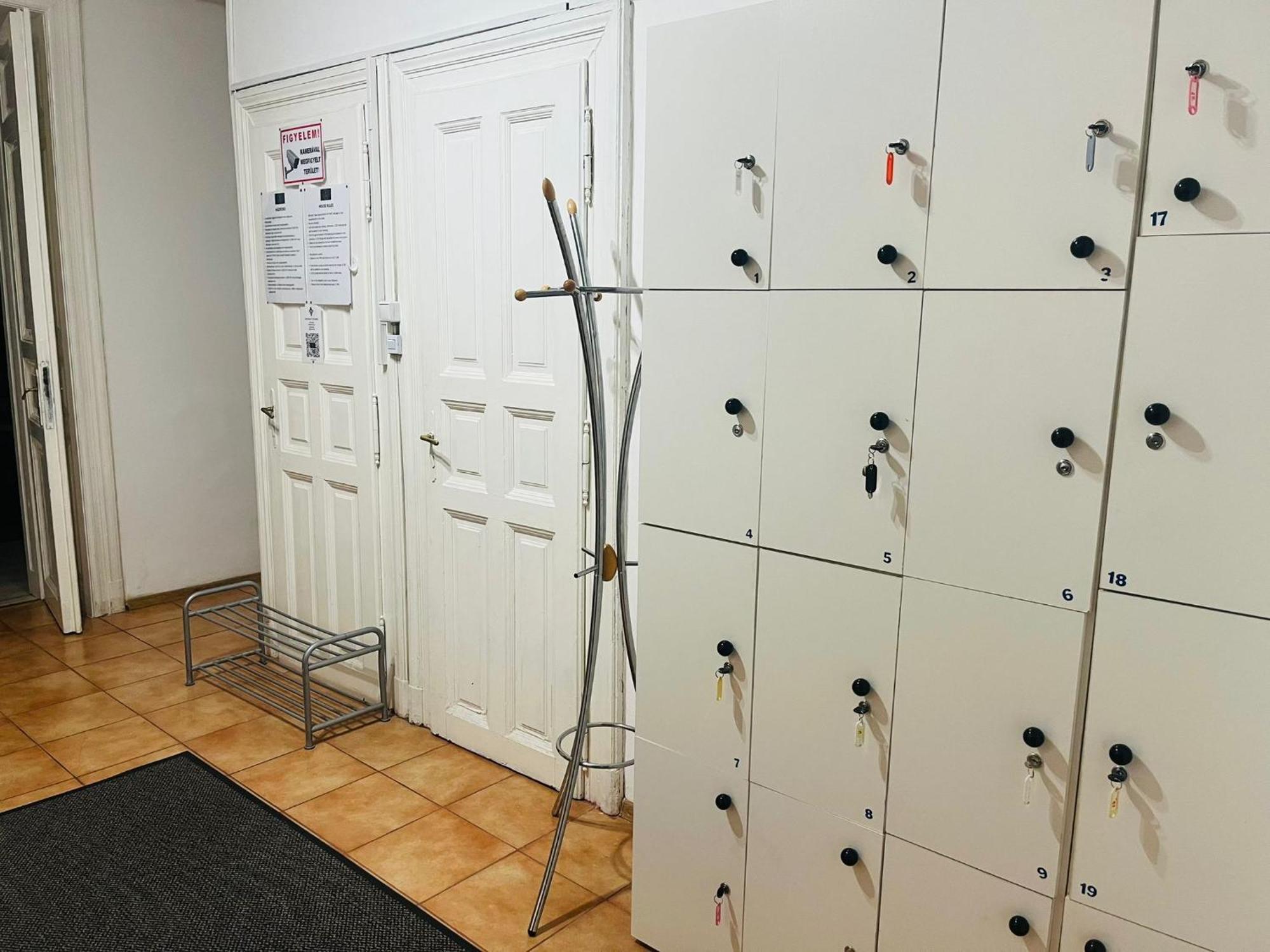 Ejjeli Majom Hostel Будапеща Екстериор снимка